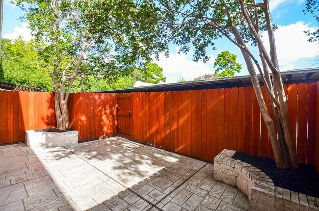 Building Photo - 13074 Trail Hollow Dr