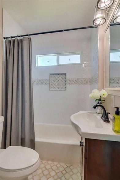 Building Photo - 2877 Collier Ave