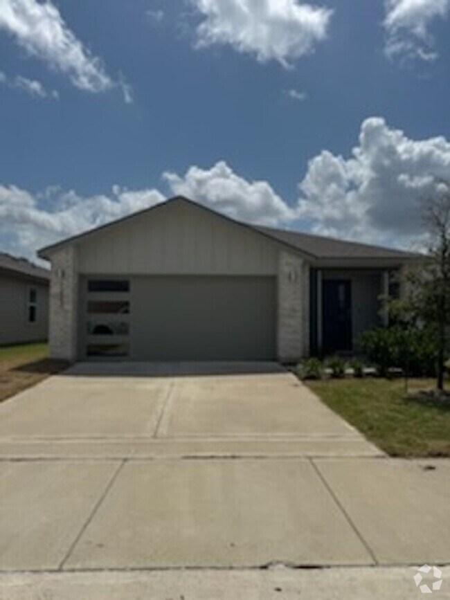 Building Photo - 3 Bedroom, 2 Bath in Midtown Subdivision C...