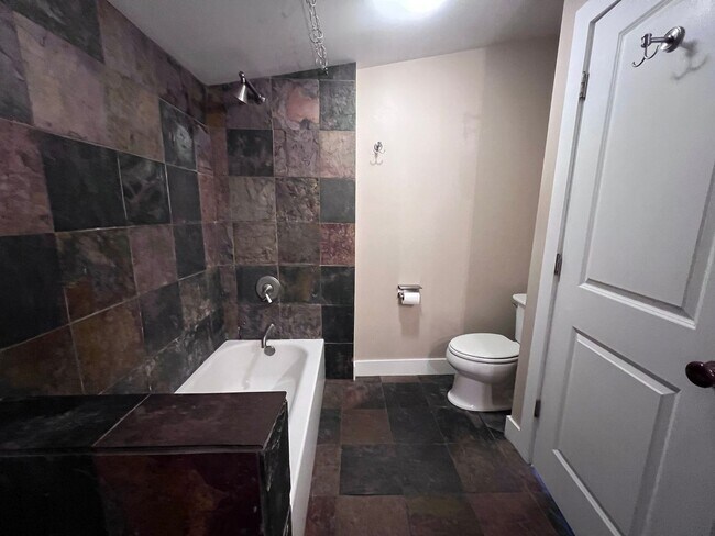 Building Photo - Adorable 2 bedroom with a bonus room!