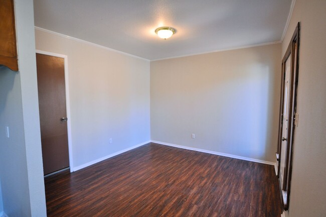 Building Photo - FOR LEASE! 1 BR - 1 BA - Frame House in We...