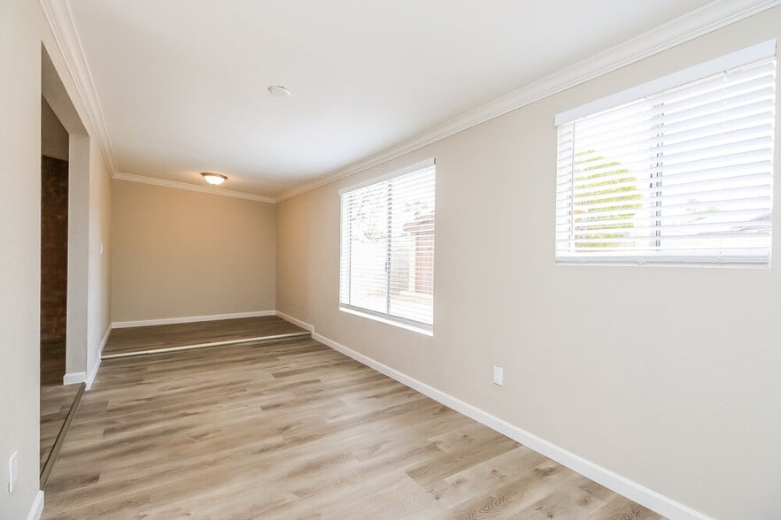 Building Photo - 739 S 75th St