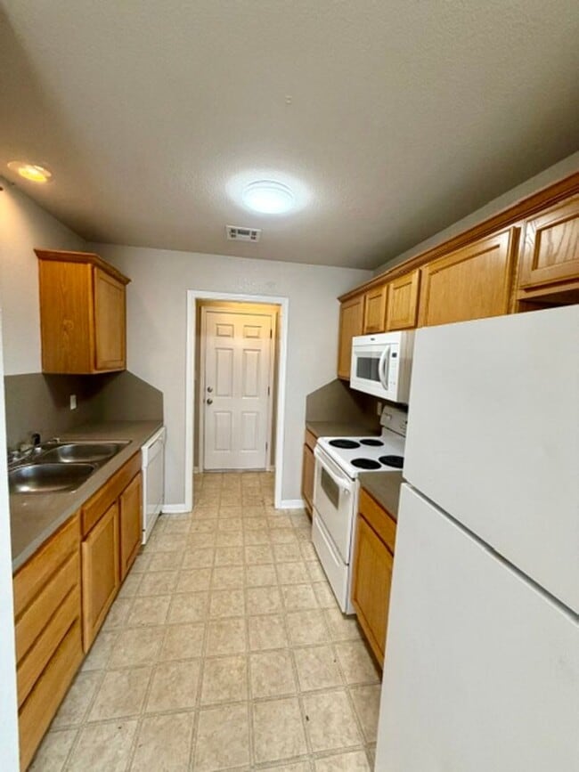 Building Photo - Spacious 3 BR / 2 BA Rental Home with 2-Car Garage & Fenced Backyard in Robinson, Waco, TX