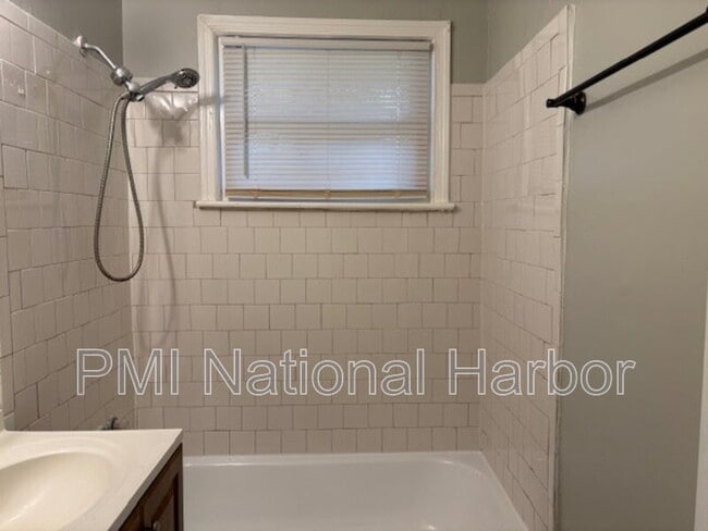 Building Photo - 1235 Chaplin St SE