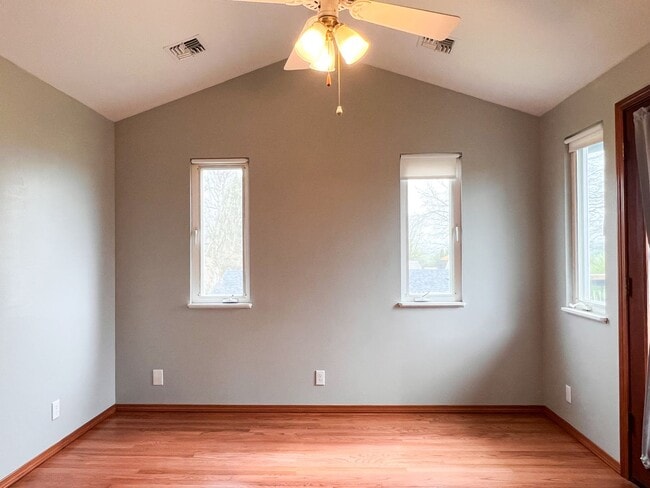 Building Photo - 4BD/2BA SUBURBAN HOME IN COBURG