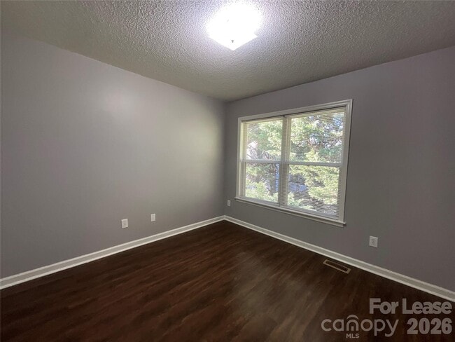 Building Photo - 206 W 15th St