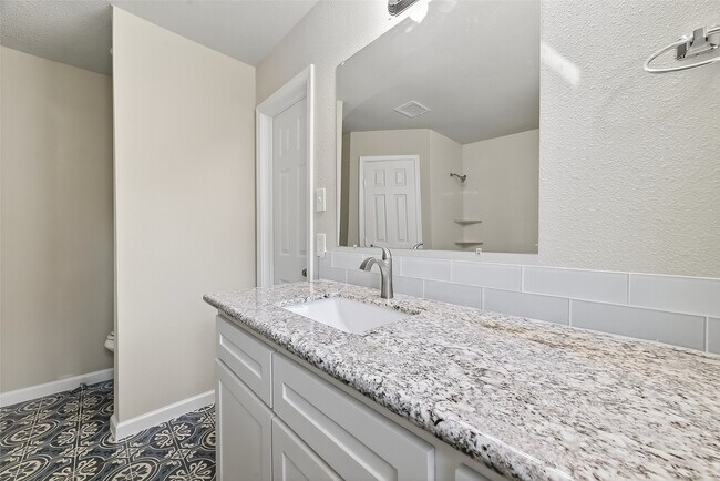 Building Photo - 10603 Highland Woods Dr