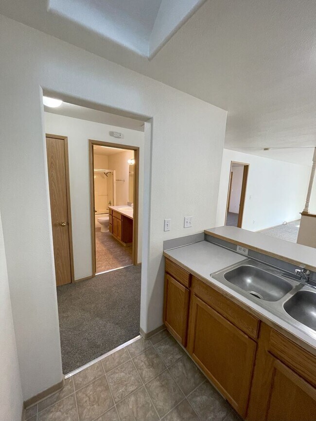 Building Photo - 5548 - 5550