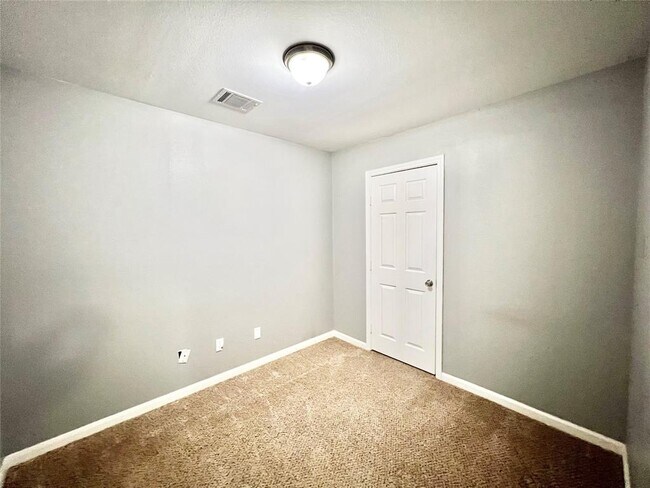 Building Photo - 8323 Greys Ln