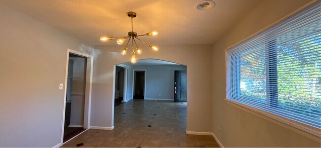 Building Photo - 381 Summerhill Rd