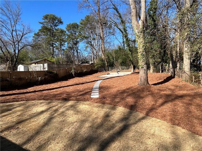 Building Photo - 1226 Beechview Dr SE