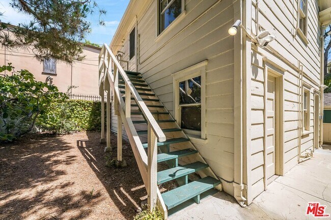 Building Photo - 809 N Bedford Dr