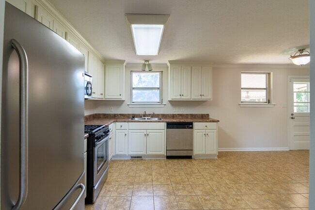Building Photo - 406 Williams St