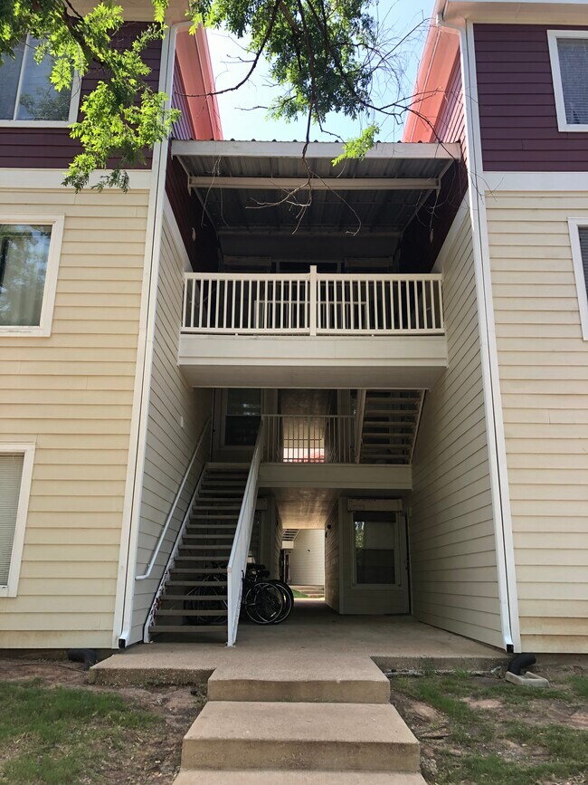 Front staircase - 521 Southwest Pky
