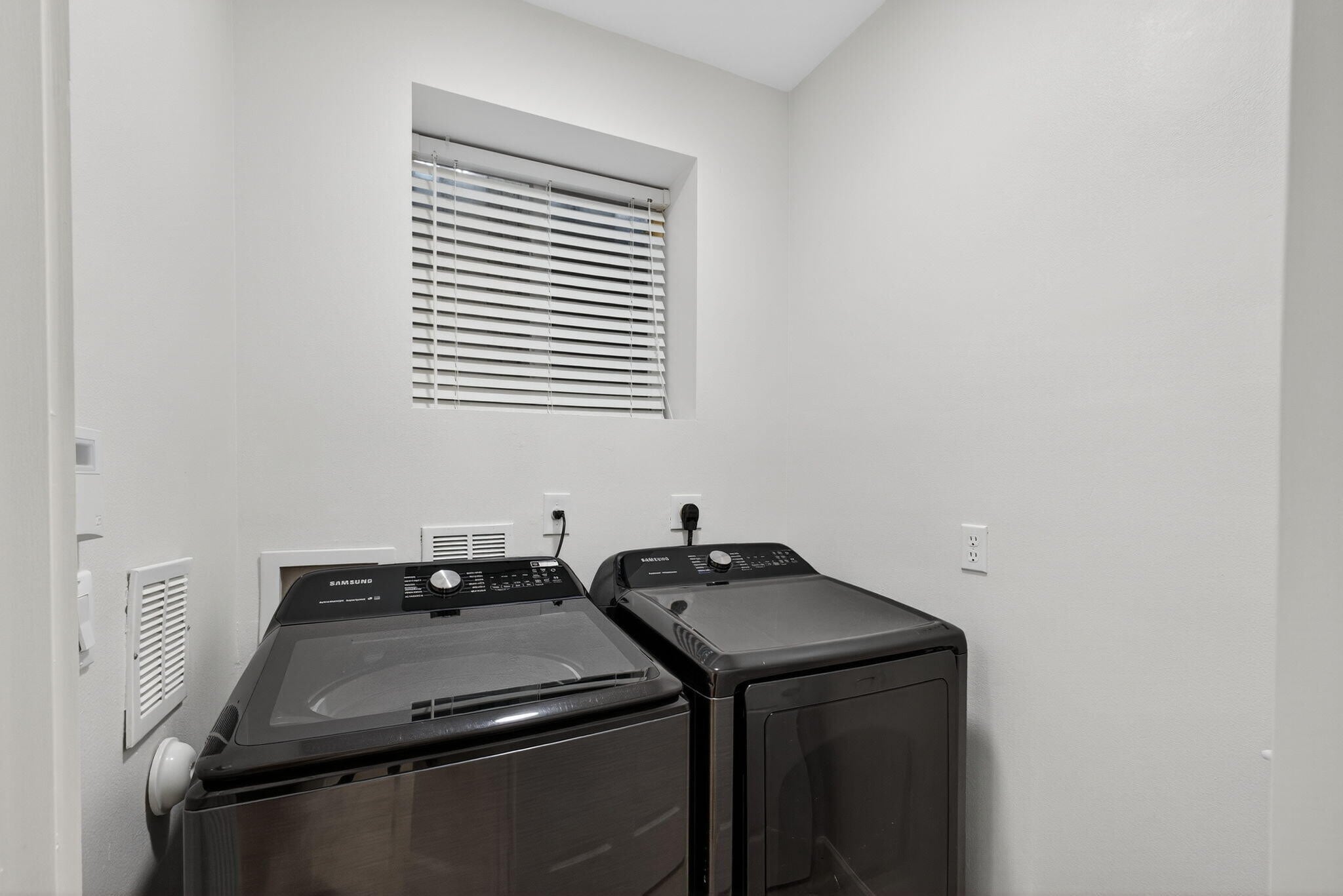 Building Photo - 2213 Oakmont Dr