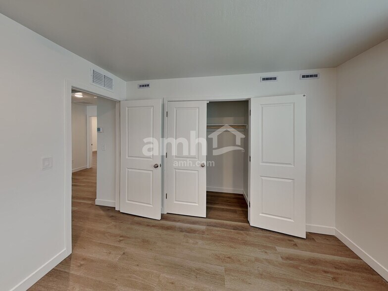 Building Photo - 9727 W Parkway Dr