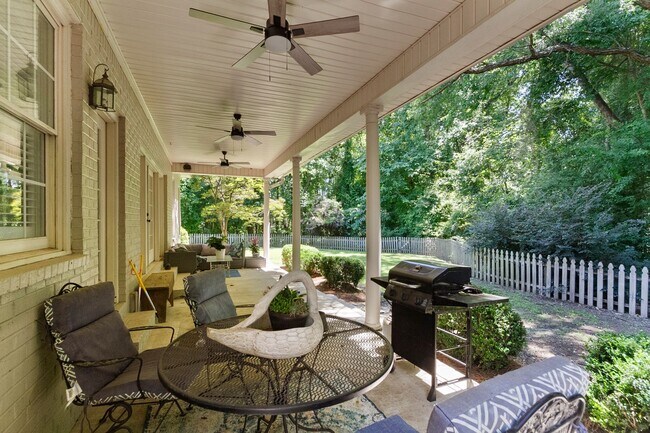 Building Photo - Beautiful 5 Bed 3.5 Bath Home! Available Summer 2026! Book Your Tour Today!