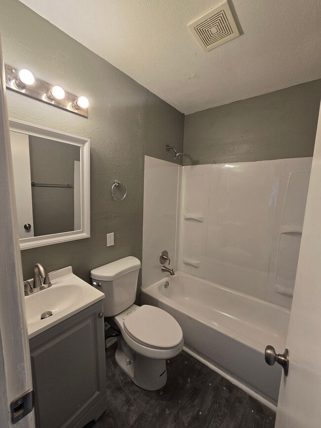 Building Photo - Renovated Duplex ready now