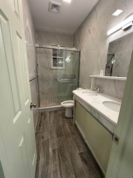 Seperate bathroom - 61 Passaic St