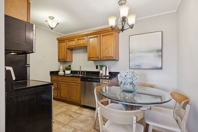 Building Photo - Walkable Location, Location, Location in G...
