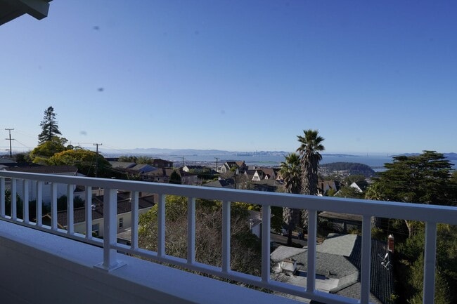 Building Photo - Kensington Beauty!