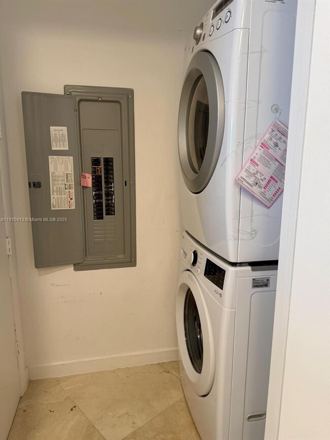 Building Photo - 16001 Collins Ave