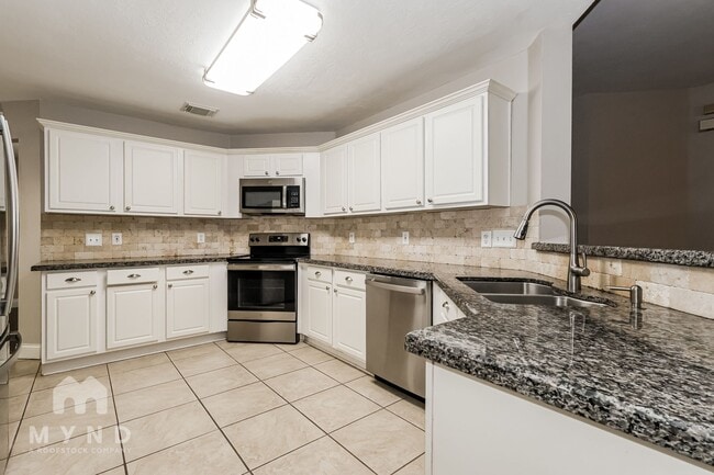 Building Photo - 12035 Thornecrest Dr