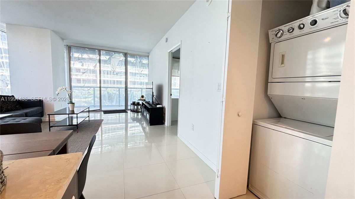 Building Photo - 495 Brickell Ave