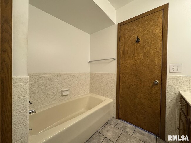 Building Photo - 3816 Ridgewood Dr