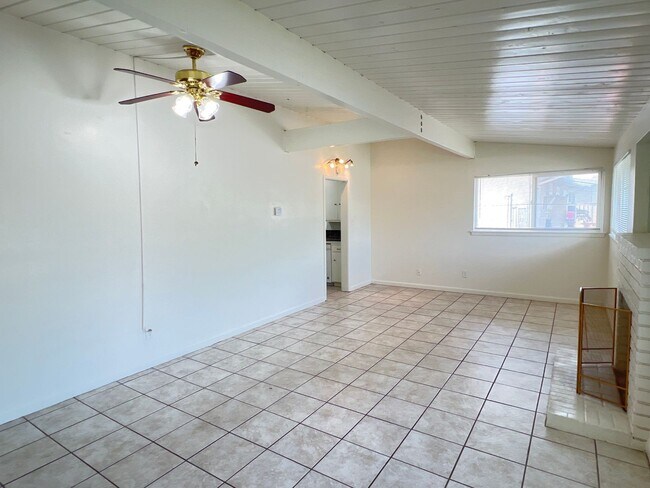 Building Photo - Northeast