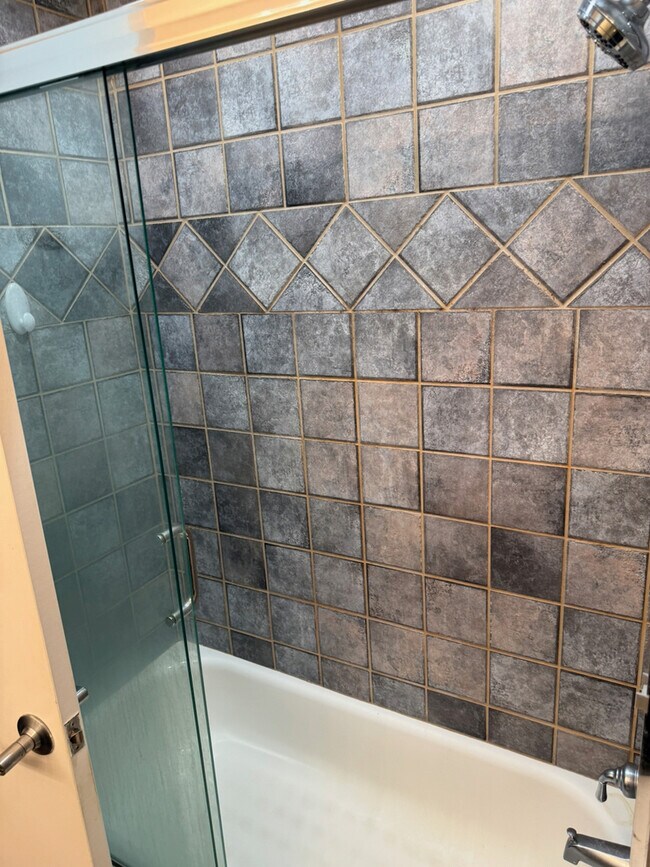 Building Photo - 1735 W Diversey Pkwy