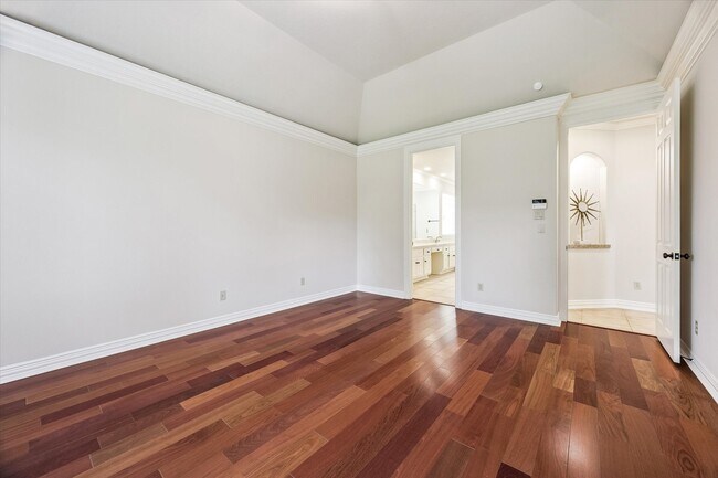Building Photo - 2210 Bywater Dr