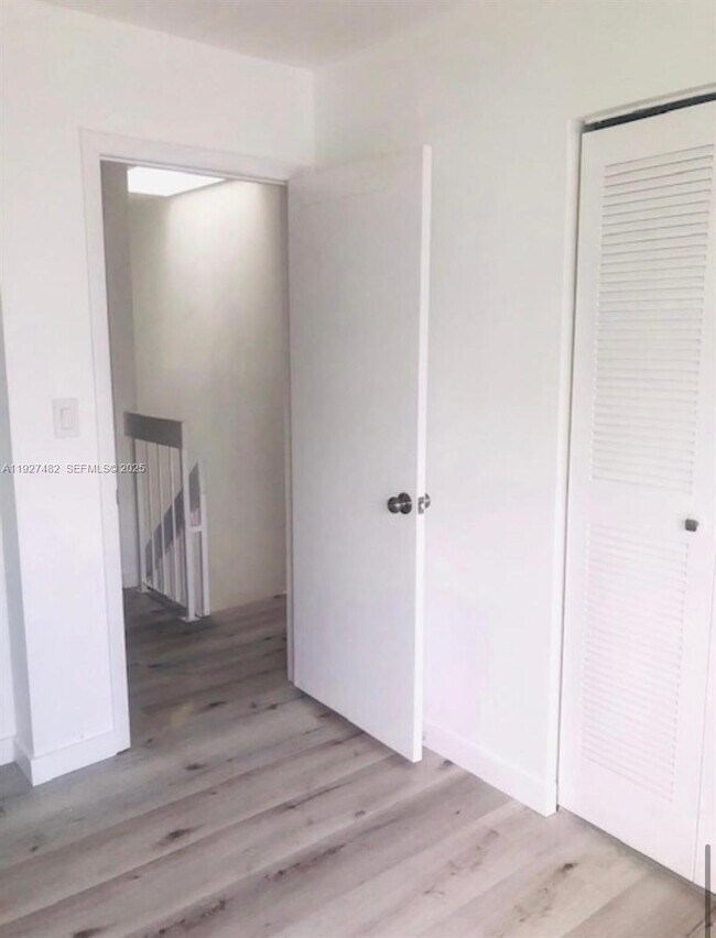 Building Photo - 920 SW 7th Ave