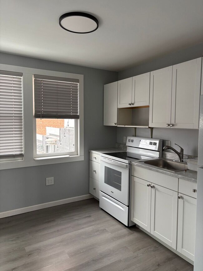 Building Photo - 153 1/2 S Main St.