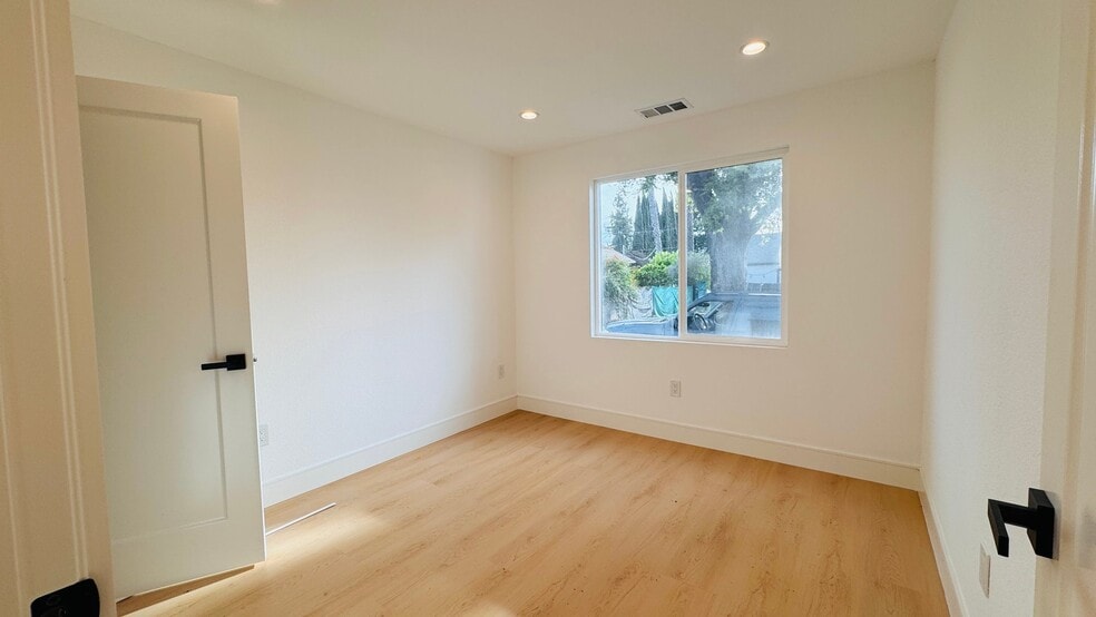 Building Photo - 374 S 21st St