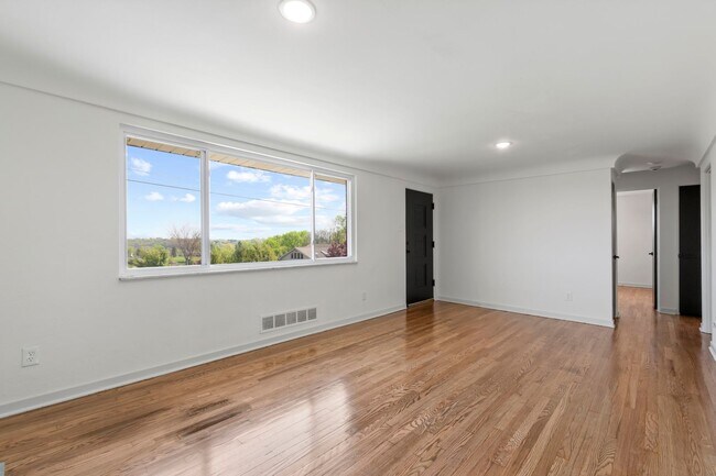 Building Photo - AVAILABLE NOW!! Fully RENOVATED 3-bedroom in CASTLE SHANNON!