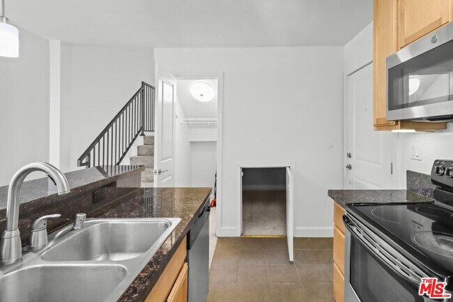 Building Photo - 10982 Roebling Ave