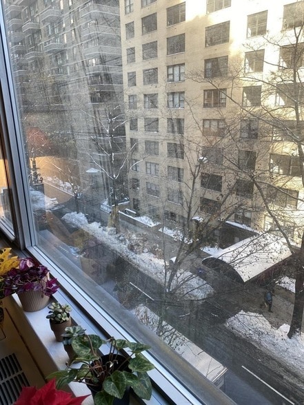 Building Photo - 330 E 49th St