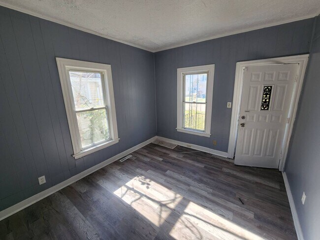 Building Photo - Charming 4-Bedroom Property in Prime Location (SECTION 8 VOUCHERS ACCEPTED)