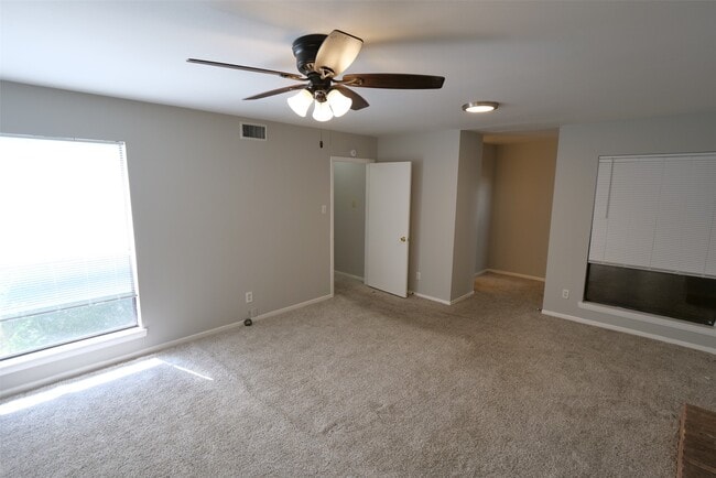 Building Photo - 9526 Val Verde St