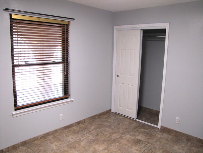 Building Photo - Amazing NE Heights Home! Tile Floors! This one won't last long!!