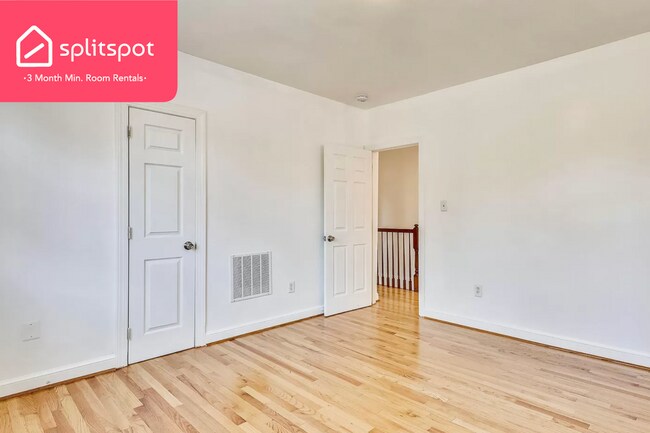 Building Photo - Private room in 4 bedroom Washington Apart...