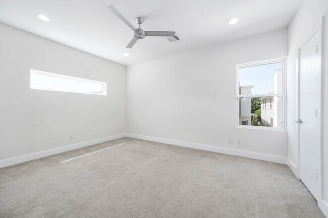 Building Photo - 5519 Paraiso Pl