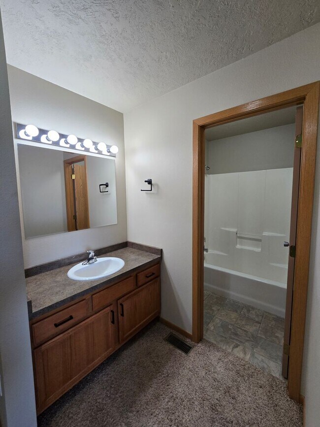 Building Photo - Beautiful Condo!!!