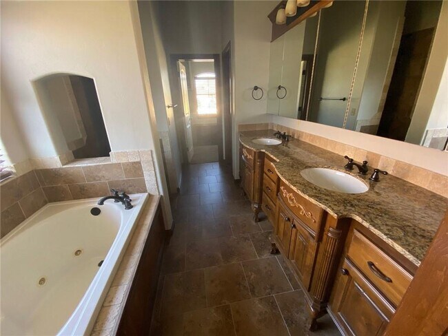 Building Photo - 616 Sally Ct