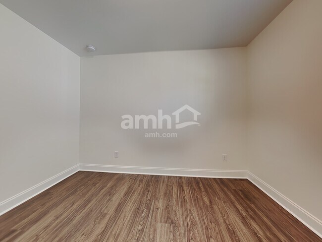 Building Photo - 223 S Live Oak Dr