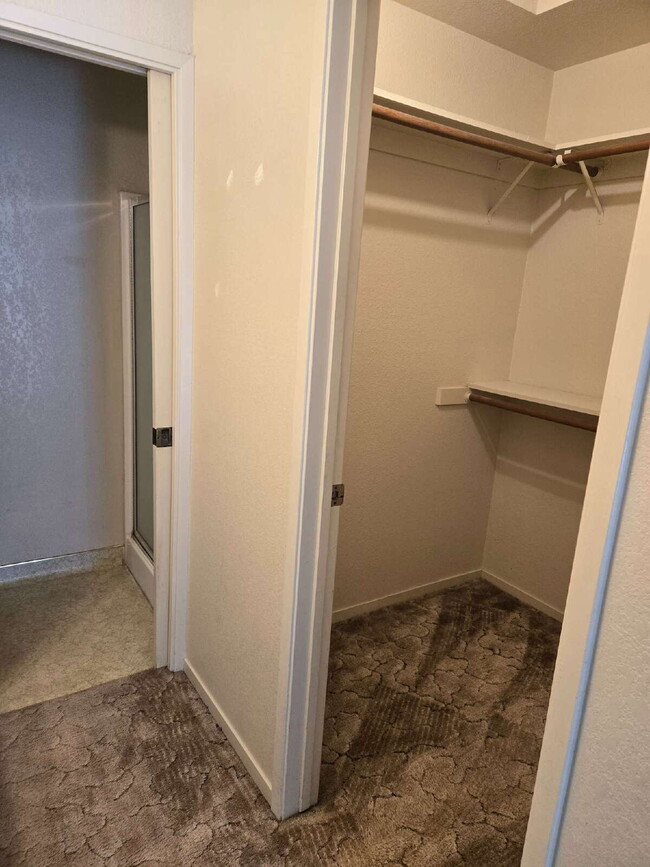 Building Photo - Highly Sought After Location! Available 5/9!