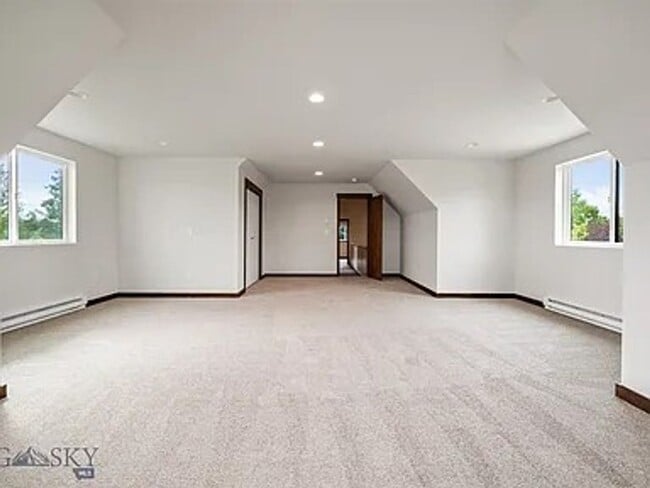 Building Photo - Cute House, Large Yard