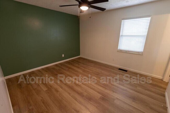 Building Photo - 716 N Whispering Oak Cir