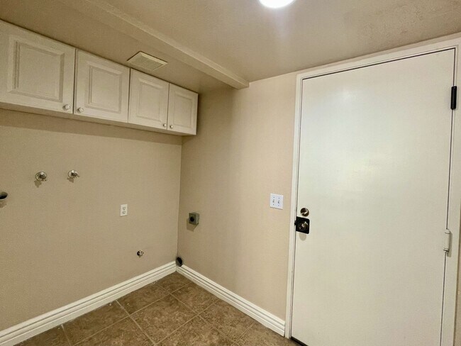Building Photo - Beautiful 3 Bedroom 2.5 Bath Condo!